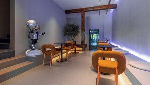 Ein modernes Interieur mit einer Roboterfigur, Holzmöbeln und einem großen Fenster.