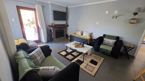 Apartment, 3 Bedrooms | Living room