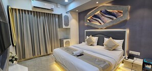 Chambre Double Deluxe, vue ville | Coffres-forts dans les chambres, bureau