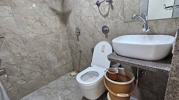 Deluxe Double Room, City View | Bathroom