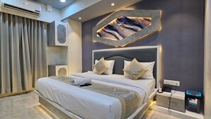 Phòng đôi Deluxe, quang cảnh thành phố | Két bảo mật tại phòng, bàn, khu vực làm việc phù hợp cho laptop 