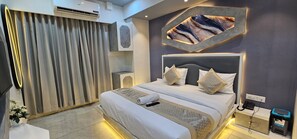 Chambre Double Deluxe, vue ville | Coffres-forts dans les chambres, bureau