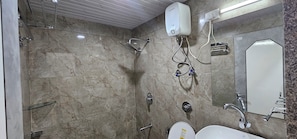 Chambre Double Deluxe, vue ville | Salle de bain | Douche, articles de toilette gratuits, chaussons, serviettes fournies