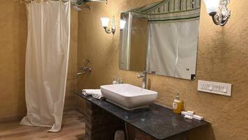 Deluxe Tent, Garden View | Bathroom | Free toiletries, towels, soap, shampoo