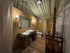 Tienda Deluxe, vistas al jardín | Baño | Artículos de higiene personal gratuitos, toallas, jabón y champú