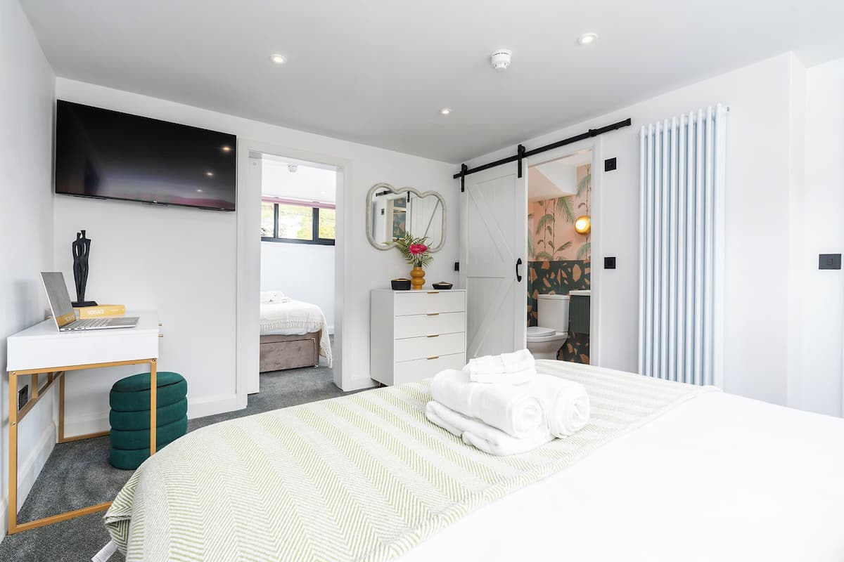 Classic Quadruple Room, Mountain View | Seterika/papan seterika, Wi-fi percuma 