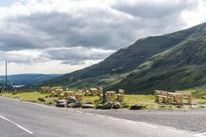 A scenic roadside with picnic tables and rocks. - Kirkstone Pass Mountain Rooms (Windermere)