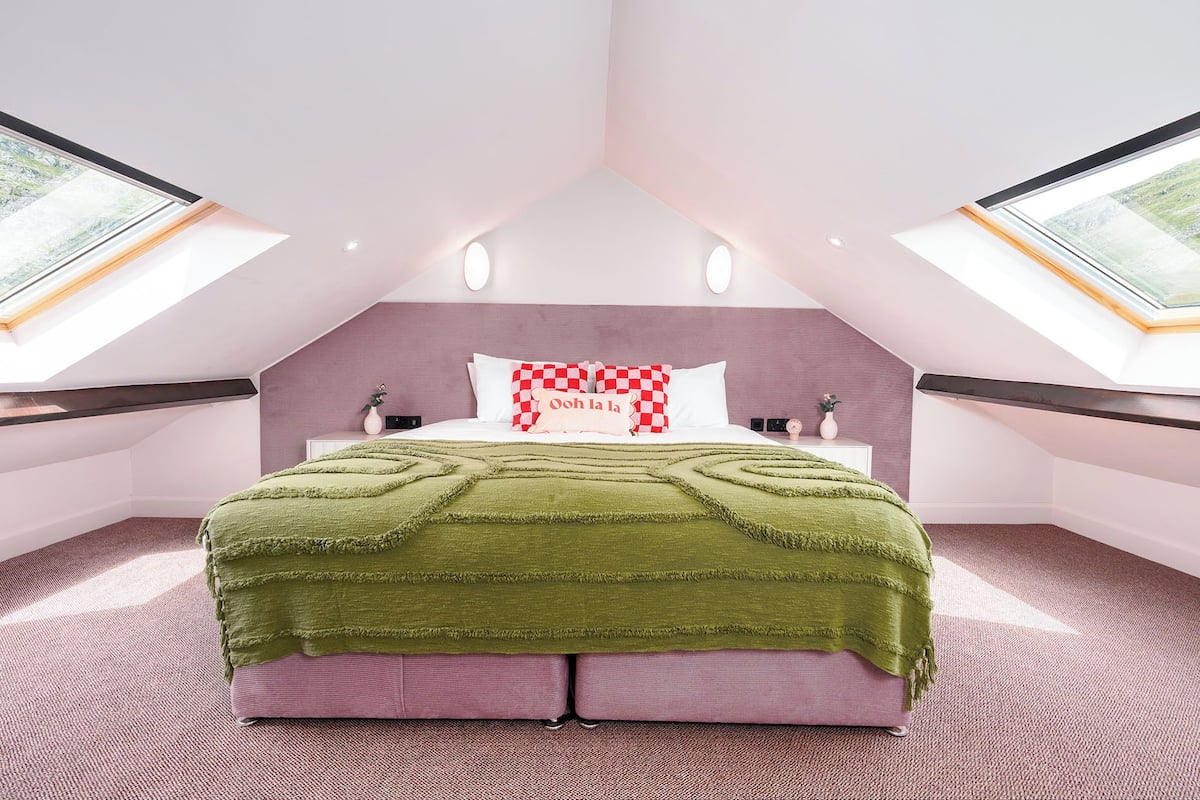 Classic Double Room, 1 Katil Raja (King), Mountain View | Seterika/papan seterika, Wi-fi percuma 