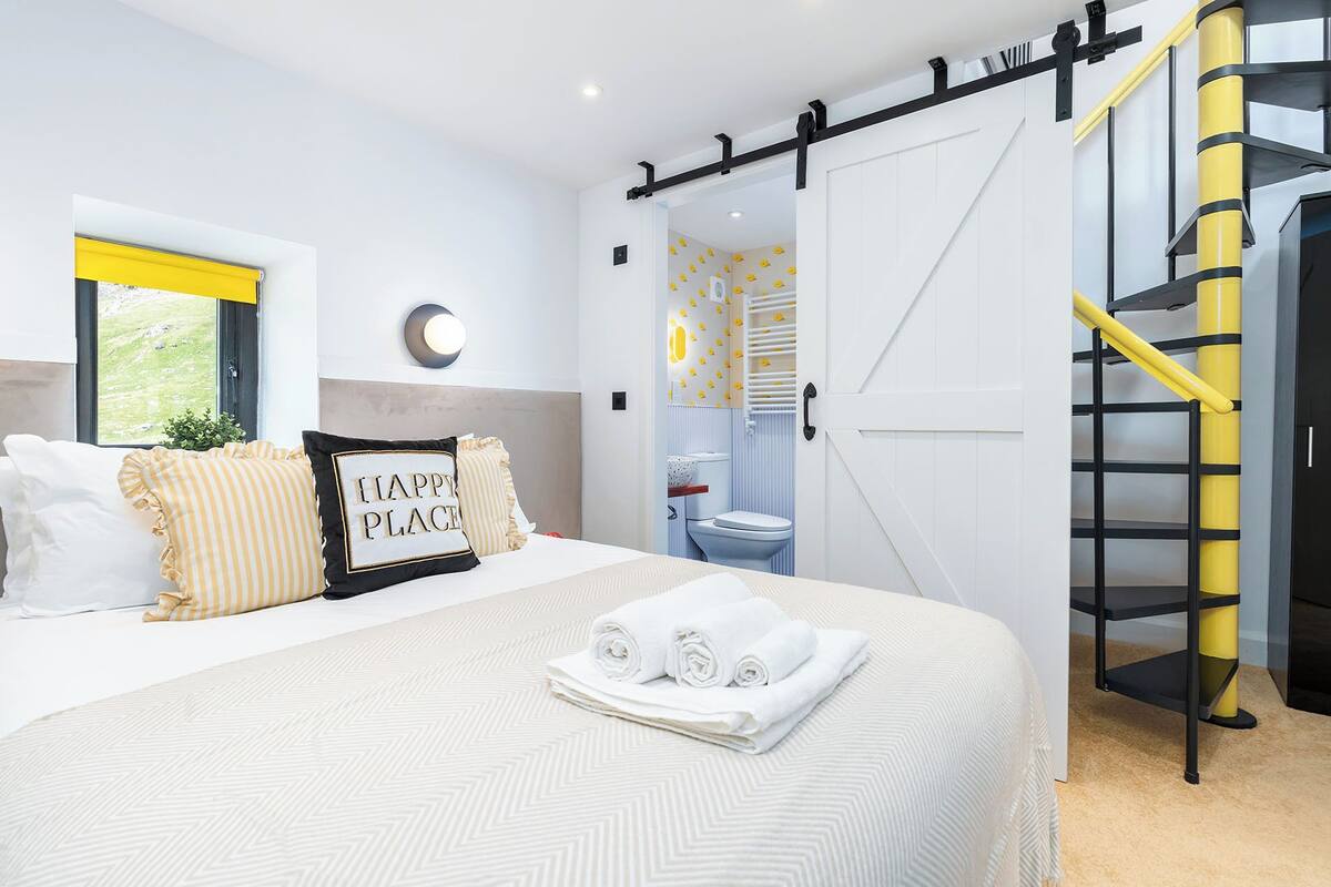 Classic Quadruple Room, Mountain View | Seterika/papan seterika, Wi-fi percuma 