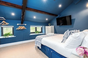 Classic Double Room, Mountain View | Seterika/papan seterika, Wi-fi percuma 