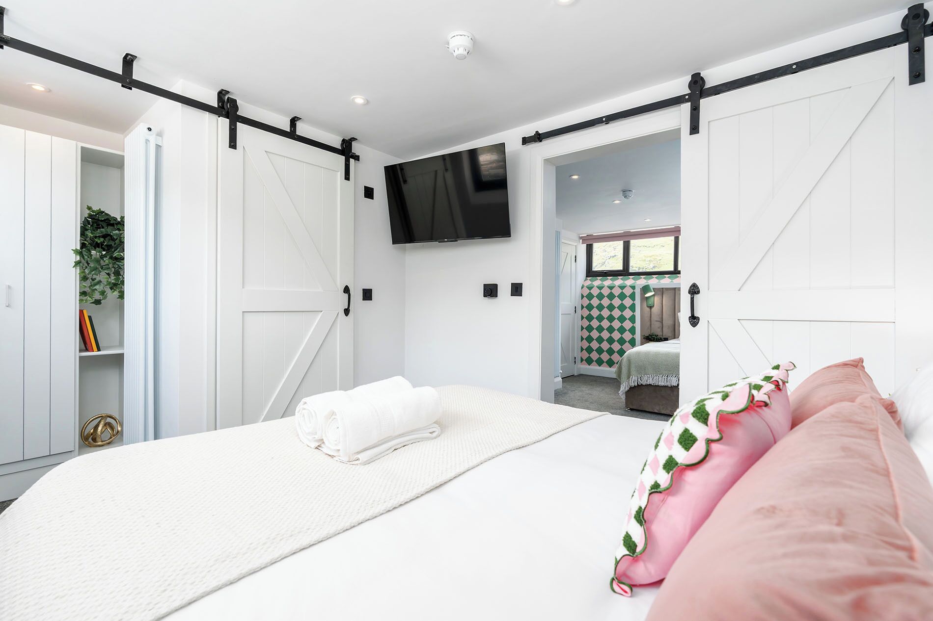 Habitación cuádruple clásica, vistas a la montaña | Tabla de planchar con plancha, cuna de viaje, wifi gratis y ropa de cama