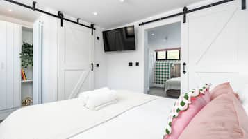 Habitación cuádruple clásica, vistas a la montaña | Tabla de planchar con plancha, cuna de viaje, wifi gratis y ropa de cama