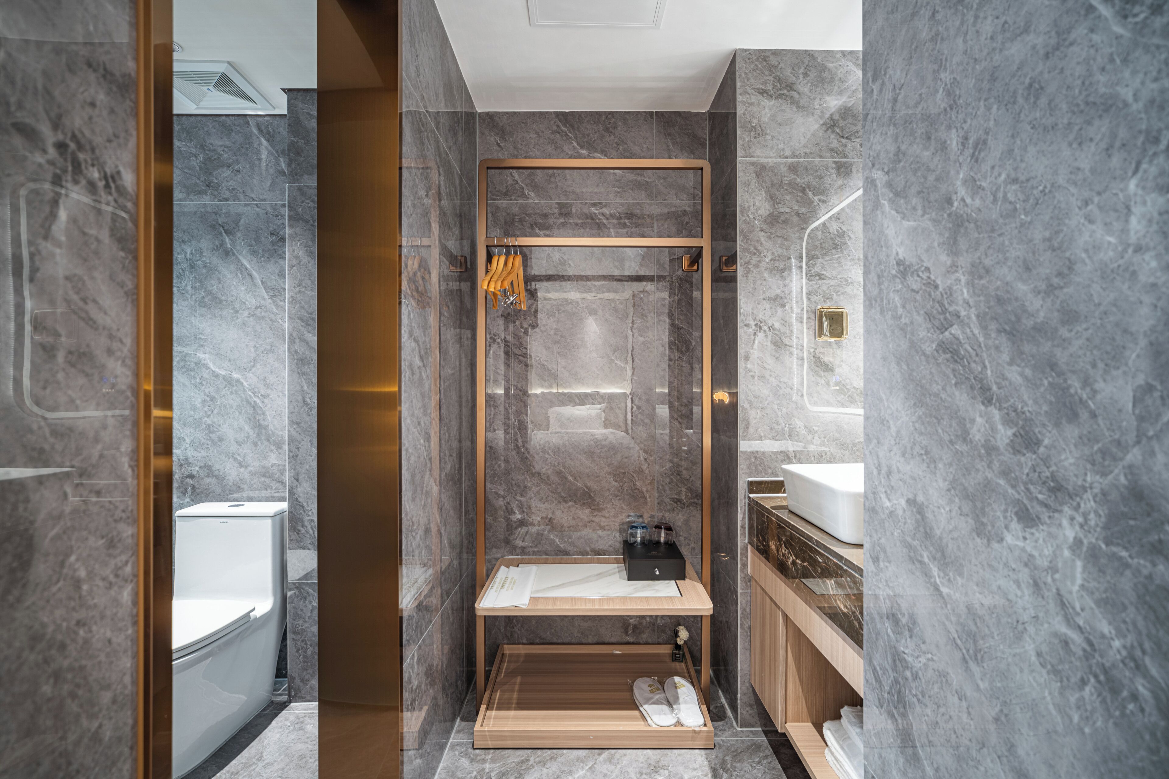 Superior-Doppelzimmer | Badezimmer | Hausschuhe