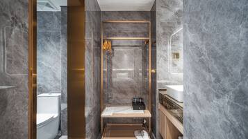 Superior-Doppelzimmer | Badezimmer | Hausschuhe