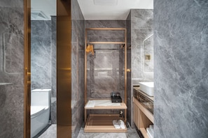 Superior-Doppelzimmer | Badezimmer | Hausschuhe