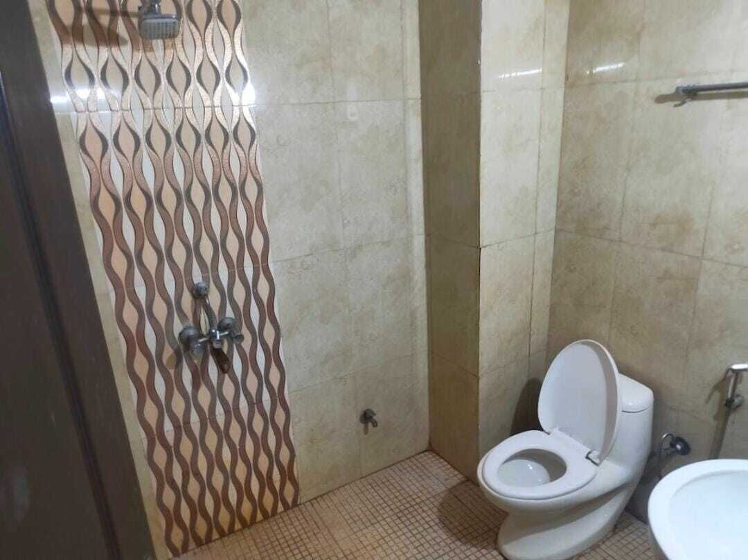 Shower, towels, soap, shampoo