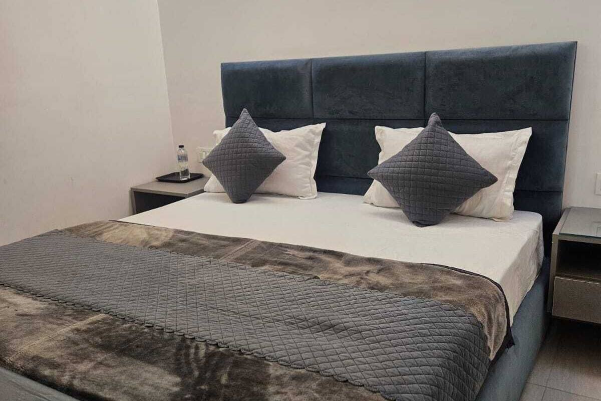 Deluxe Double Room | Laptop workspace