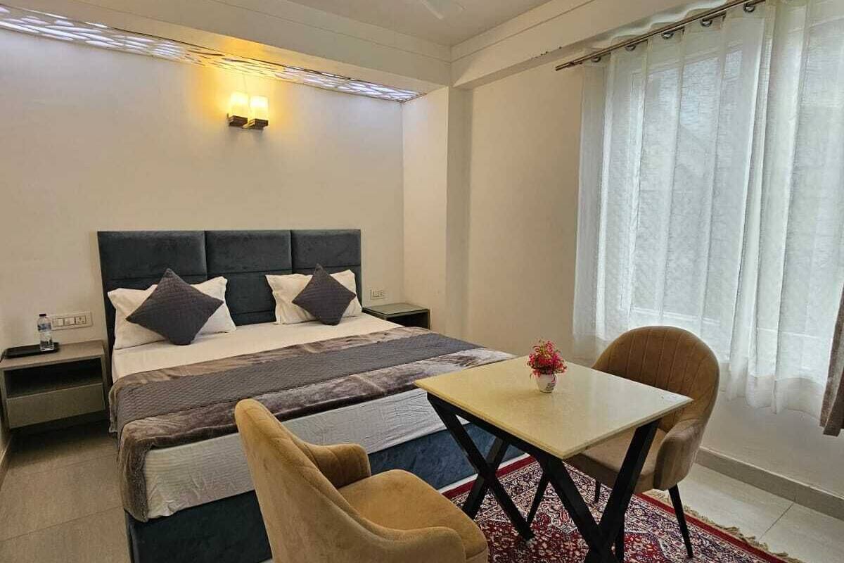 Luxury Suite, Balcony, Mountain View | Laptop workspace