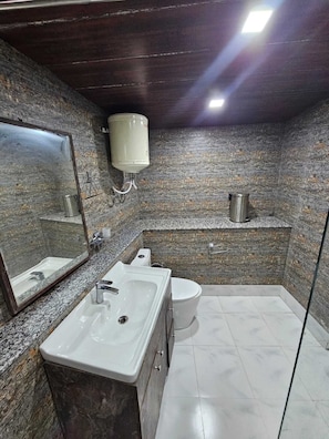 Shower, towels, soap, shampoo - Sukon House by Crimson Horizon (Mussoorie)