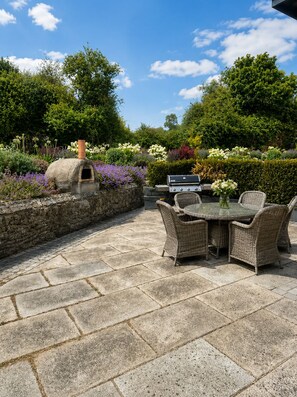 Outdoor dining - Vrbo Property (Greystones)