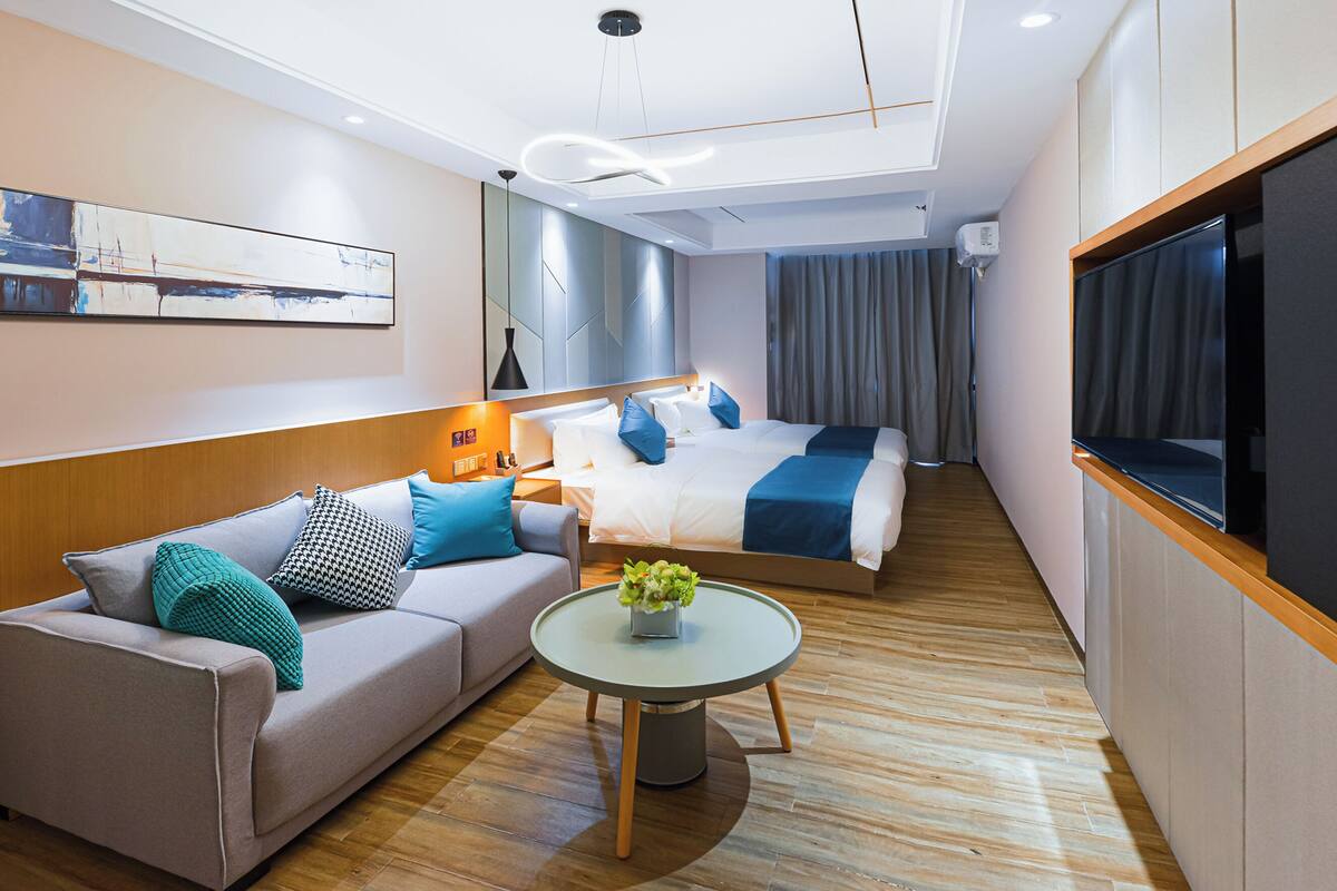 Cortinas blackout, tabla de planchar con plancha y wifi gratis 