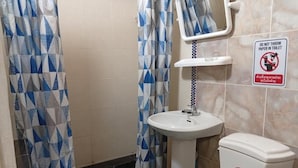 Baño con inodoro, lavamanos y cortina de ducha.