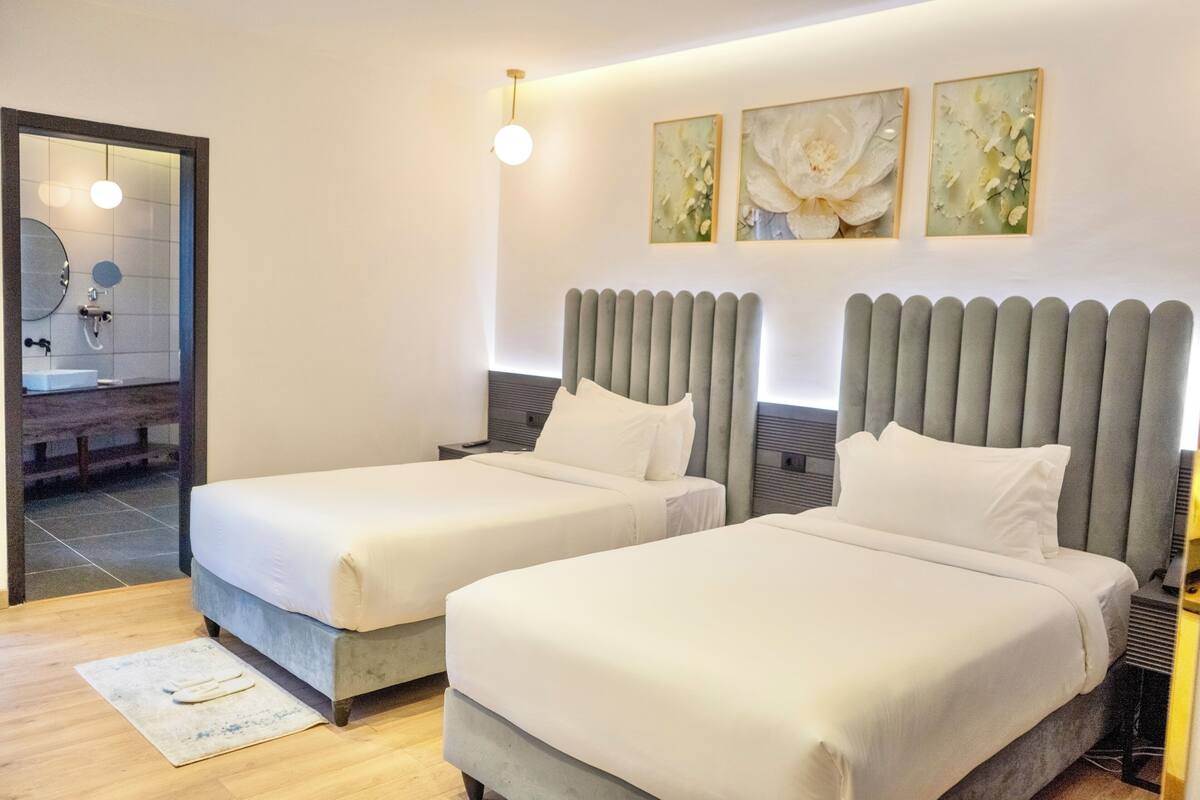 Standard Twin Room | Desk, laptop workspace, iron/ironing board, free WiFi