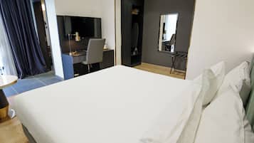 Junior Room | Desk, laptop workspace, iron/ironing board, WiFi (free)