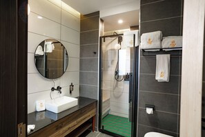 Junior Room | Bathroom | Shower, hair dryer, slippers, towels - Vora Addis Hotel (Addis Ababa)