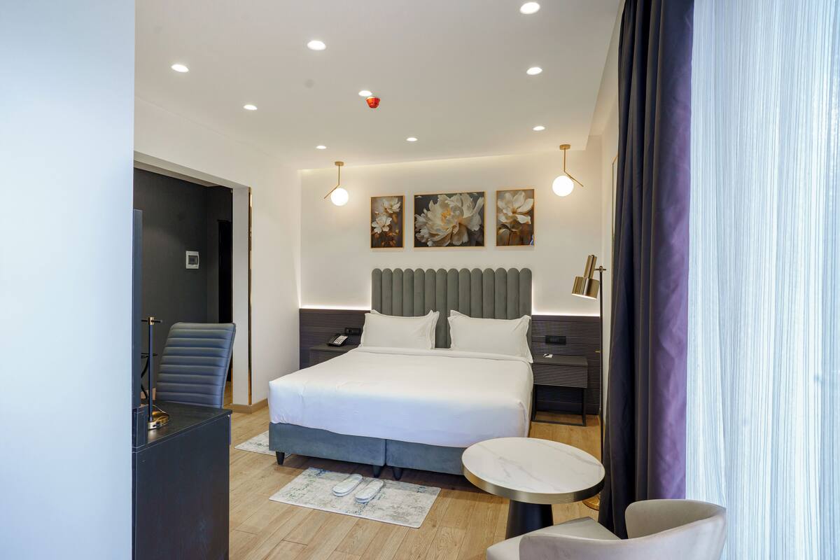 Junior Room | Desk, laptop workspace, iron/ironing board, free WiFi