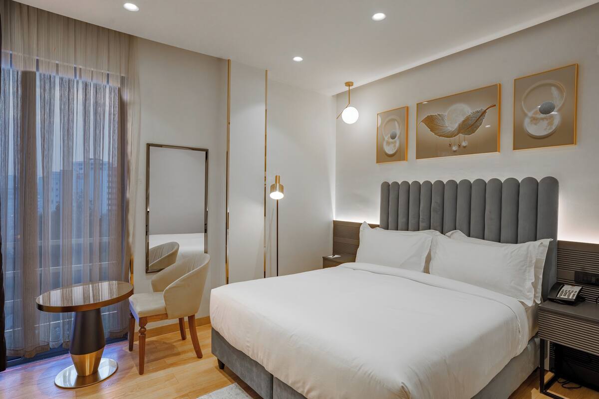 Deluxe Room | Desk, laptop workspace, iron/ironing board, free WiFi