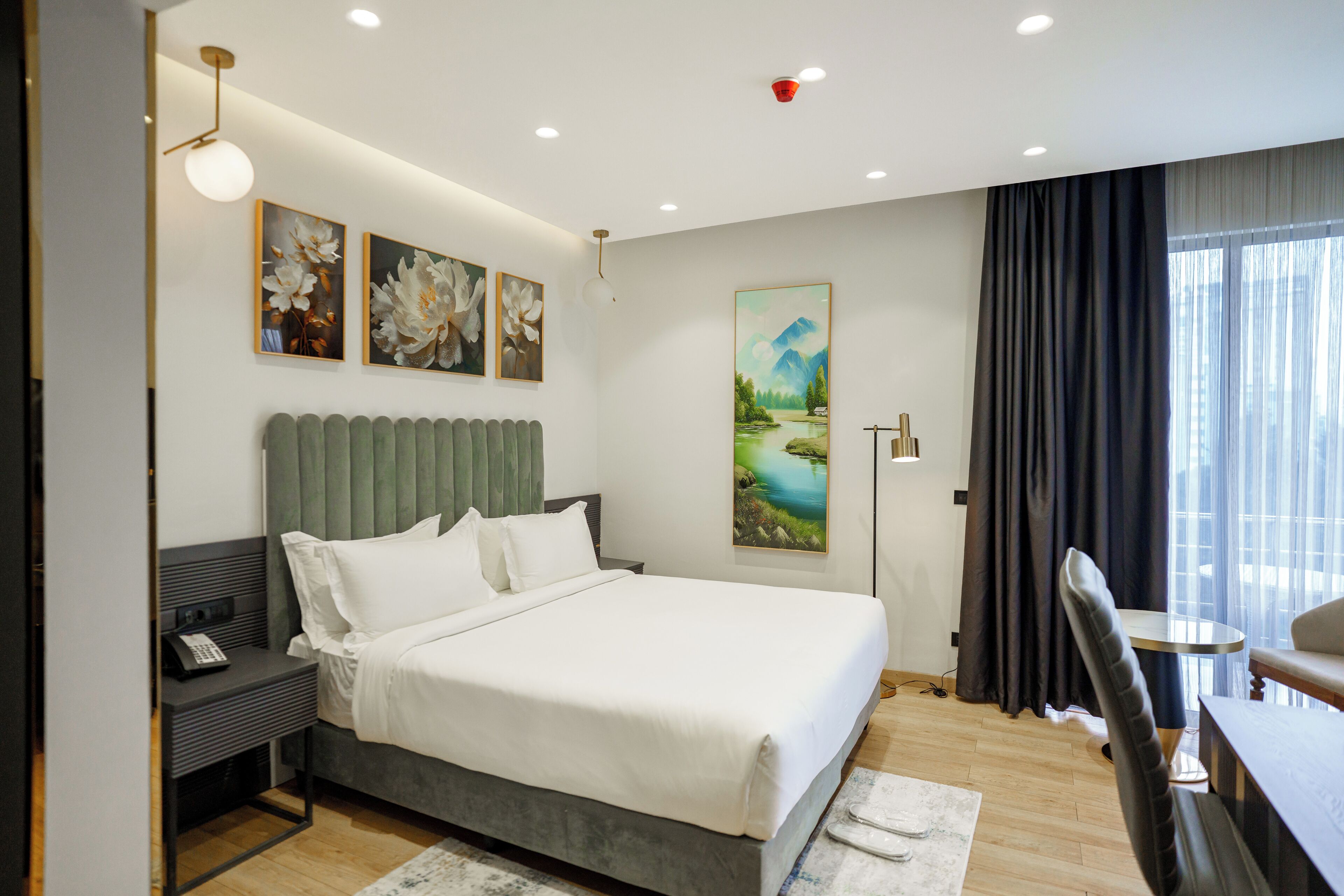 Junior Room | Desk, laptop workspace, iron/ironing board, WiFi (free)