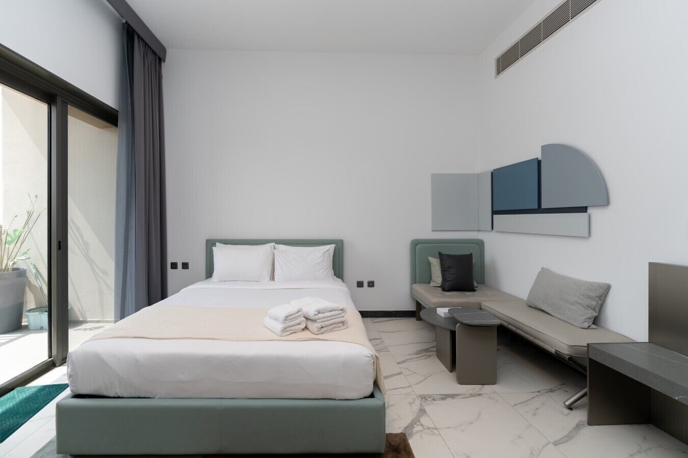 Iron/ironing board, WiFi, bed sheets