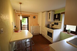 Macchina per tè/caffè, frigorifero, forno, piano cottura