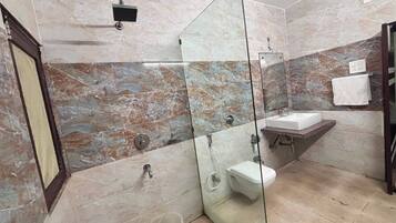 Family Quadruple Room | Bathroom | Towels