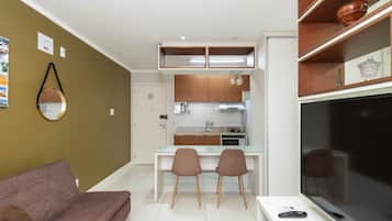 Apartament bàsic | Sala d'estar | Televisor de 40 polzades amb canals digitals