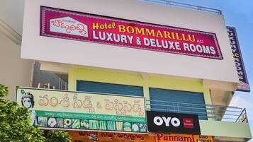 A hotel named Hotel Bommarillu offering luxury and deluxe rooms.