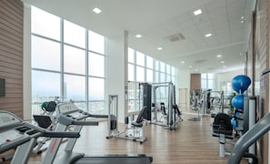A spacious gym with treadmills, weight machines, and exercise balls. - Apt in Full Condo, Setor Bueno - Wbu2407 (Goiânia)
