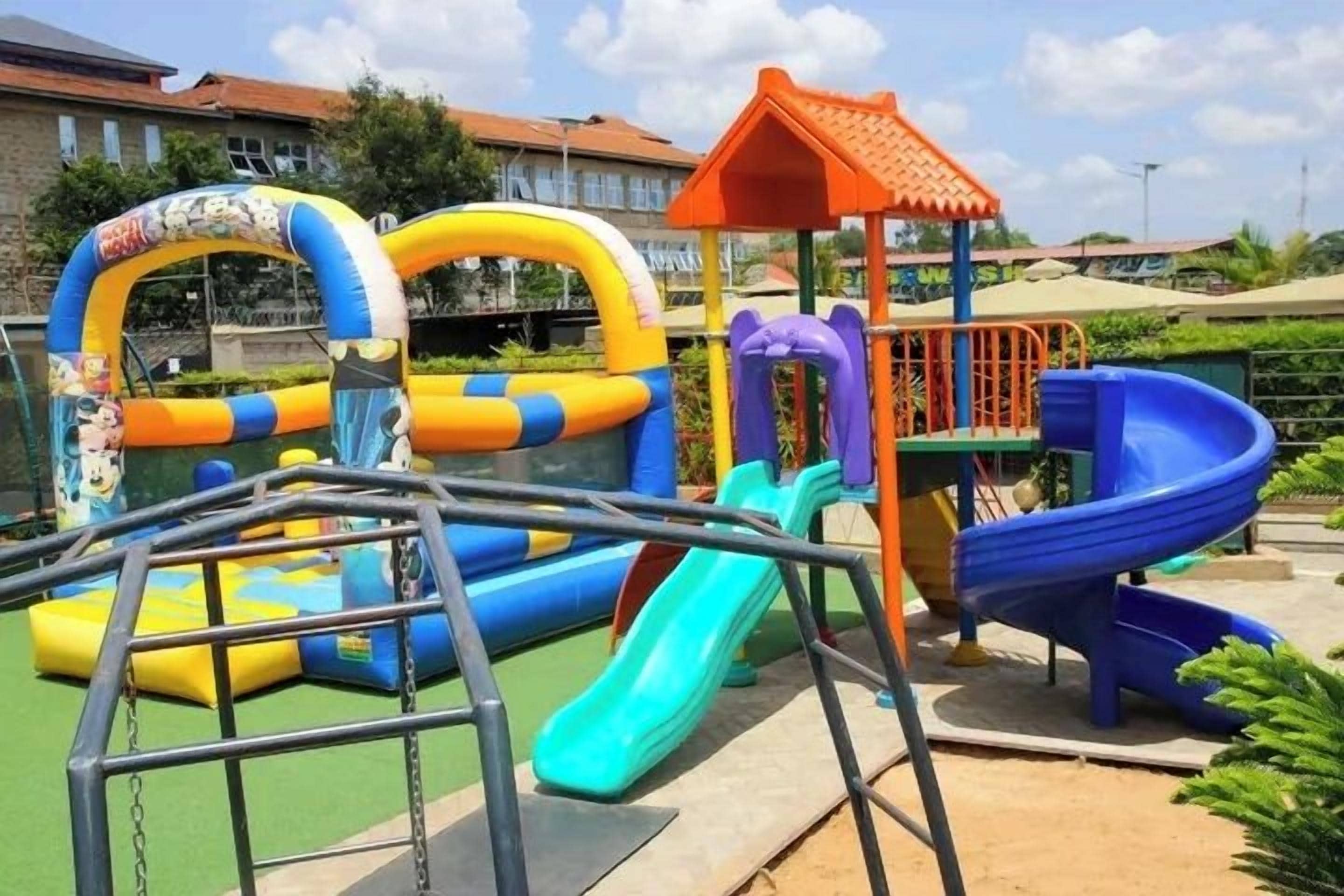 Un parque infantil con toboganes y una estructura para escalar.
