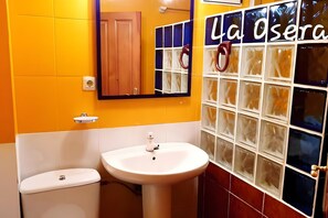 Shower, towels - ‘Zentralclub La Osera’ Apartment: Mountain Views, Terrace & Shared Garden (Las Viñas)