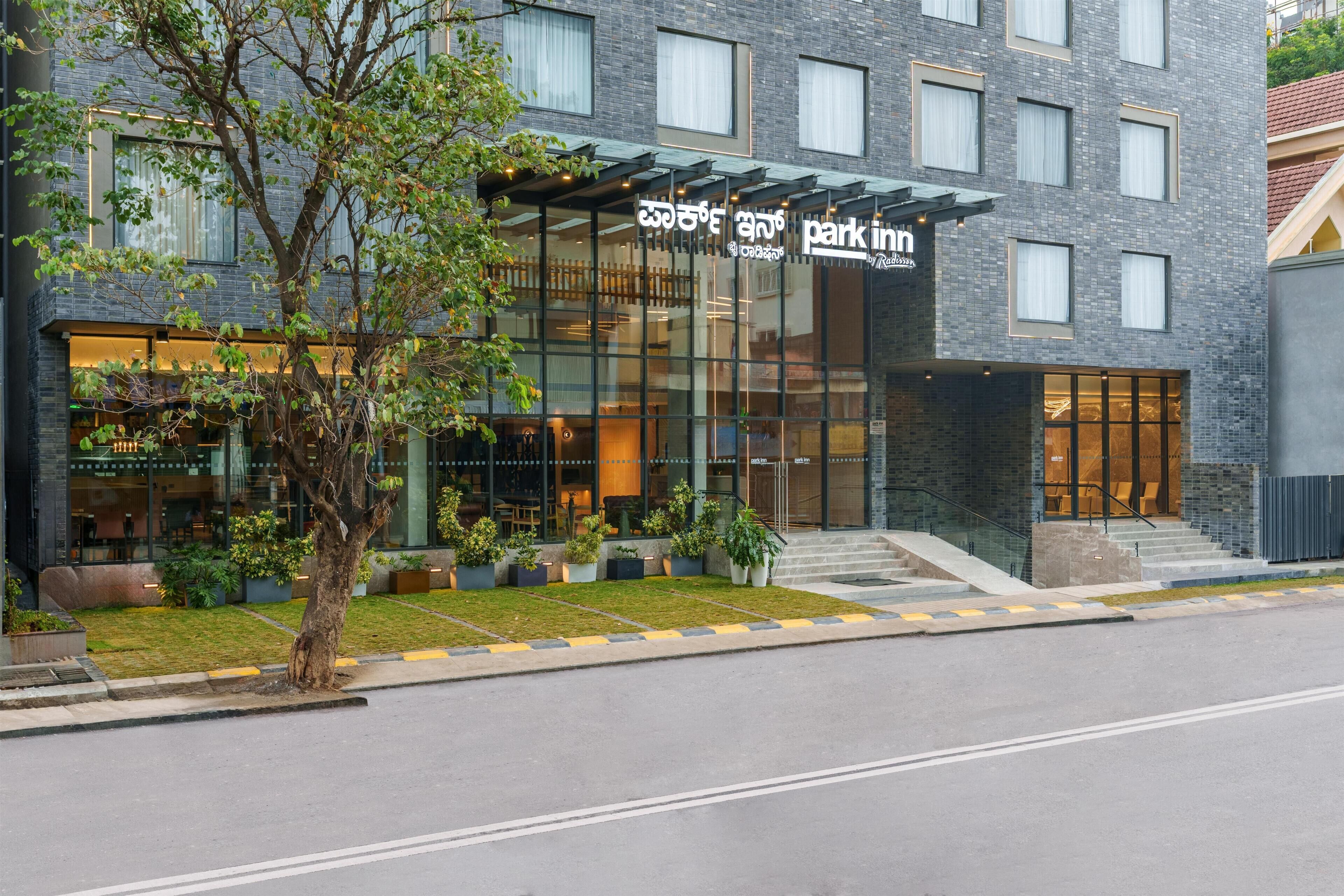 Un edificio moderno con un letrero que dice 'Park Inn'.