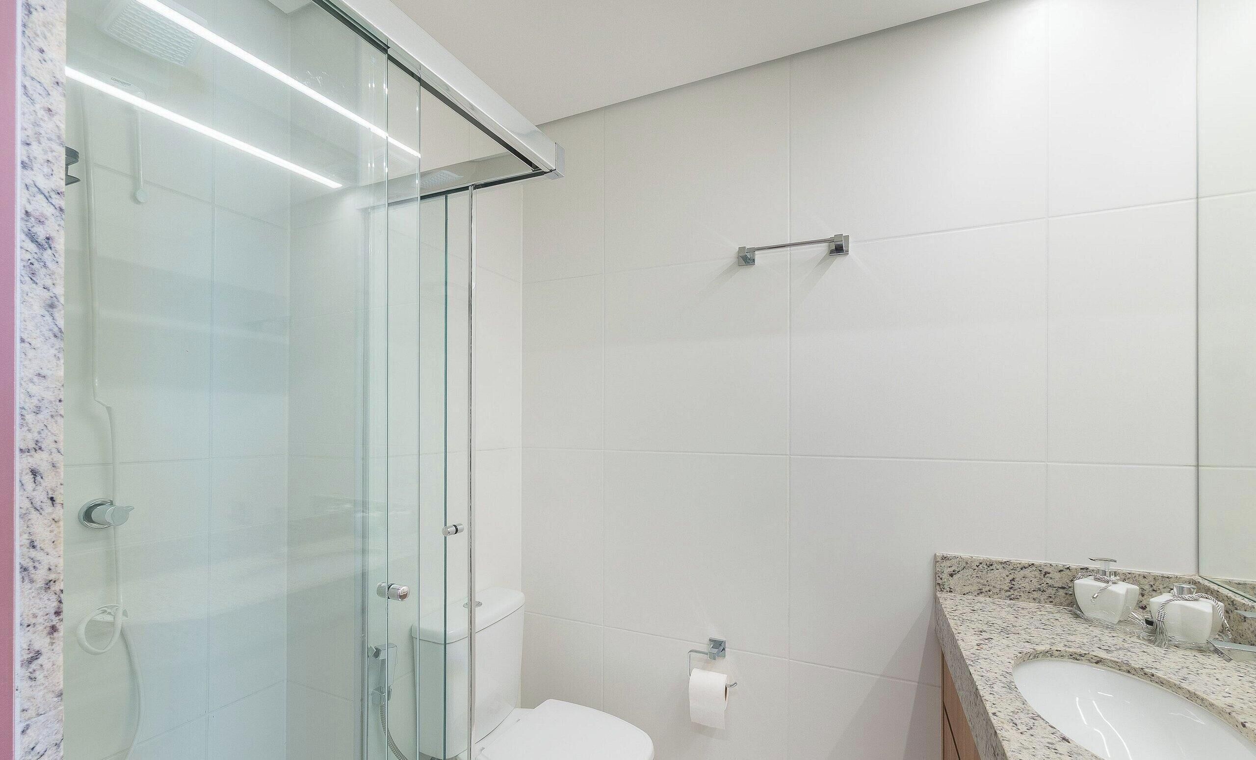 Basic Apartment | Bathroom | Shower, towels