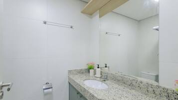 Basic Apartment | Bathroom | Shower