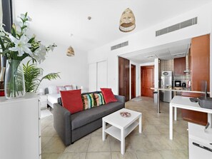 Living area - Cozy City Studio for 4 Guests - Regent House 2 (Dubai)