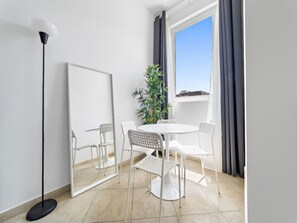 Dining - Cozy City Studio for 4 Guests - Regent House 2 (Dubai)