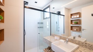 A modern bathroom with a glass shower enclosure, a granite countertop, and a large mirror. - Apartment w/ sea View in Building w/ Pool Edf1303 (Salvador)