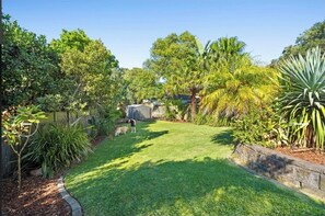 Property grounds - Spacious luxury oasis in Seaforth - 10 mins to the beach! (Seaforth)