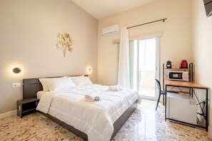 Ein Schlafzimmer mit Bett, Nachttisch und einem kleinen Schreibtisch mit Stuhl.