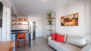 Un appartamento moderno con cucina, zona pranzo e soggiorno.