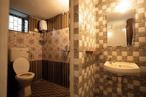 Apartment 1 | Kamar mandi | Shower, handuk, sabun, dan sampo